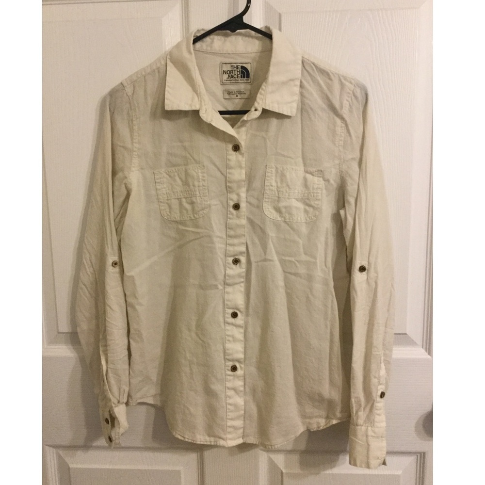 ⬇️ The North Face button down long sleeve shirt